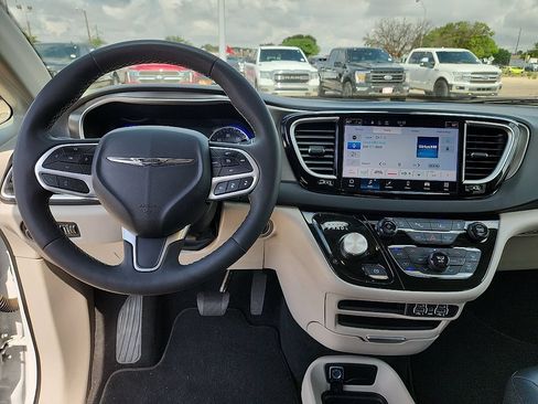 Used 2024 Chrysler Pacifica Touring-L FWD image 6