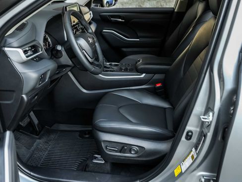 Certified 2025 Toyota Highlander XLE image 25