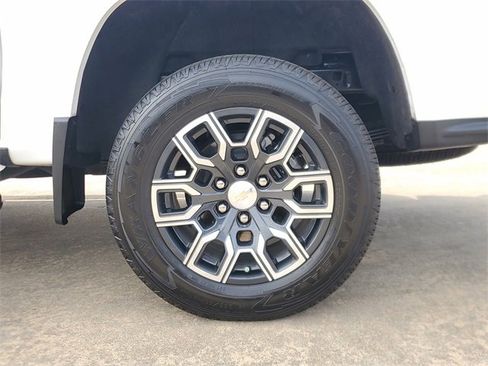 Used 2024 Chevrolet Colorado LT w/ LT Convenience Package III image 9