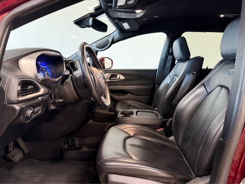 Used 2021 Chrysler Pacifica Touring-L w/ Uconnect Theater Family Group AWD/4WD image 9