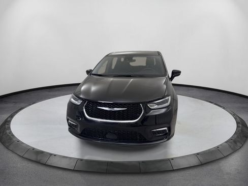 Used 2025 Chrysler Pacifica Select FWD image 2
