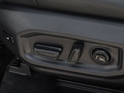 Used 2025 Toyota Tundra Platinum AWD/4WD image 22