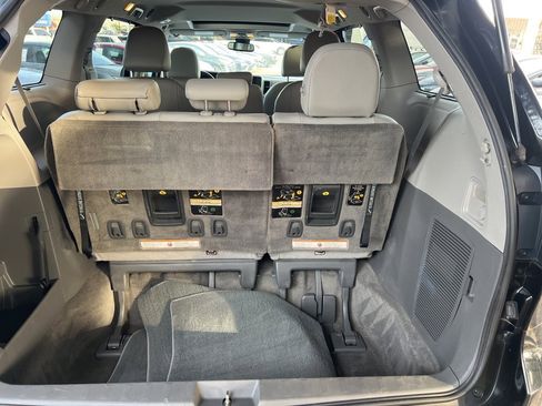 Used 2018 Toyota Sienna XLE image 15