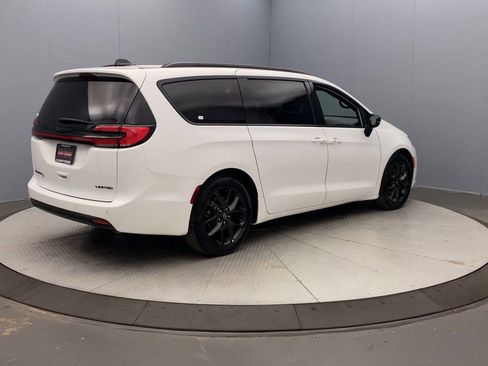 Used 2025 Chrysler Pacifica Limited FWD image 5