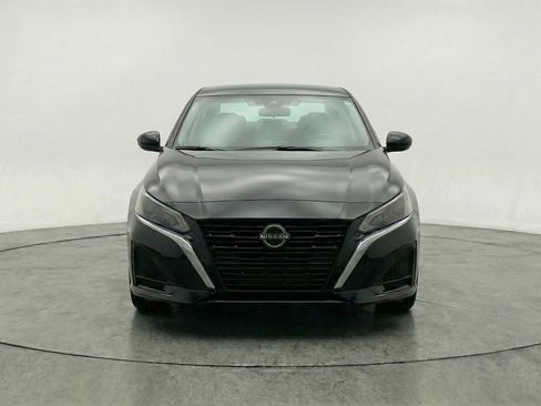 Used 2025 Nissan Altima 2.5 SV FWD image 2