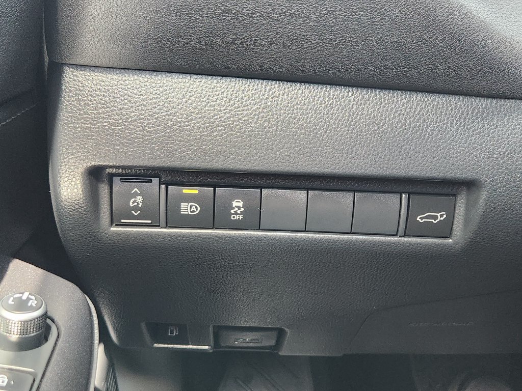 Used 2024 Toyota Venza LE AWD/4WD image 13