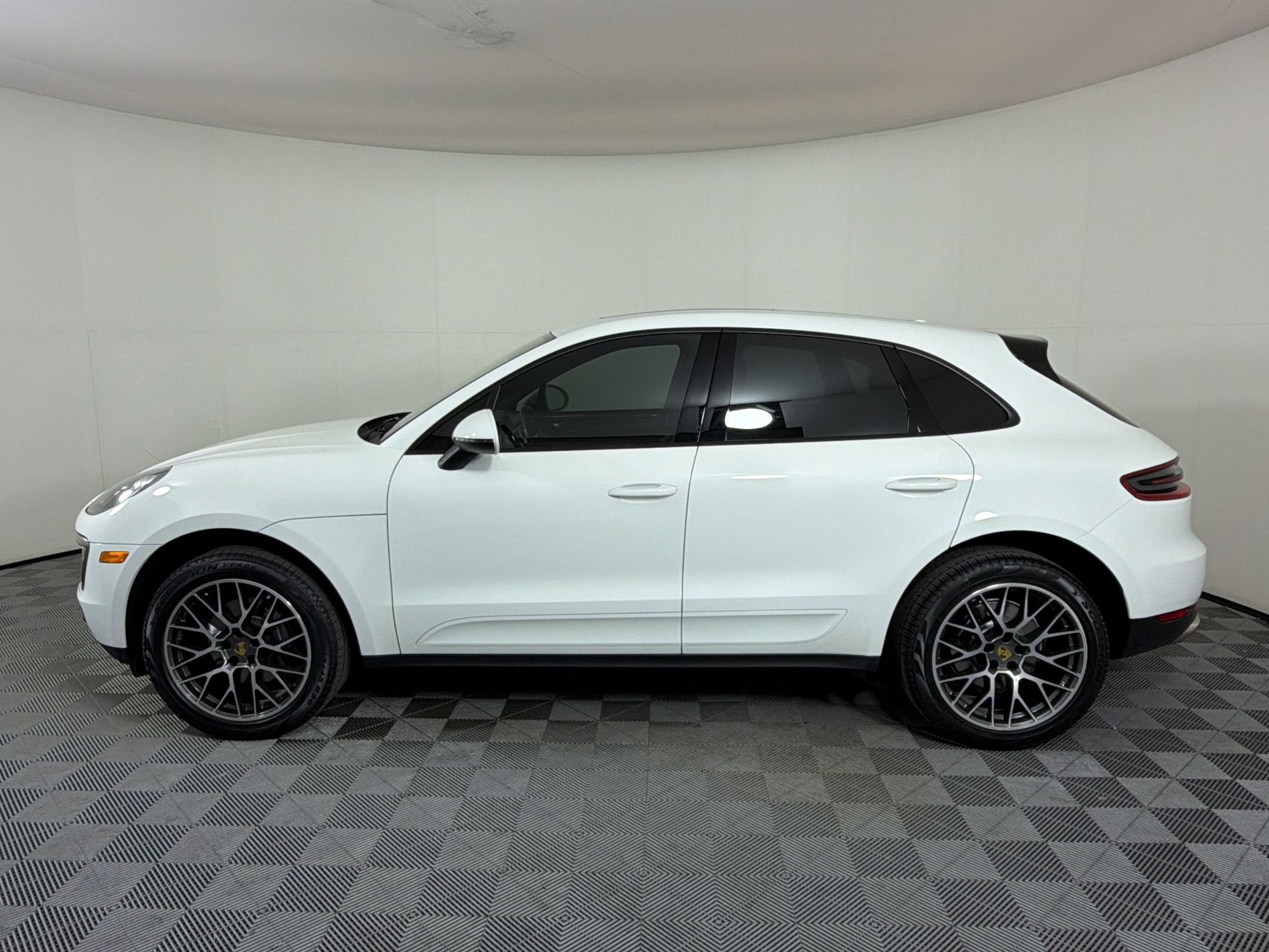 Used 2018 Porsche Macan AWD/4WD image 2