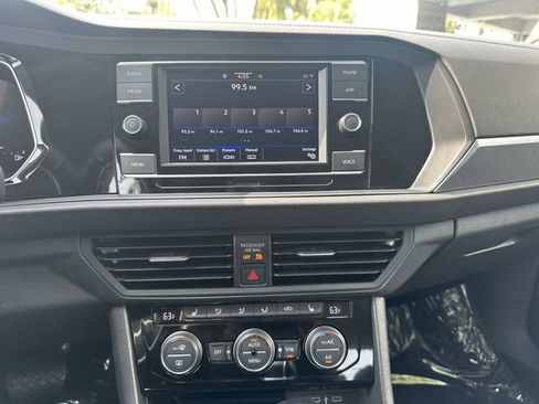 Used 2024 Volkswagen Jetta SE FWD image 25