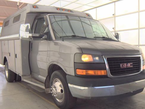 Used 2010 GMC Savana 3500 image 1
