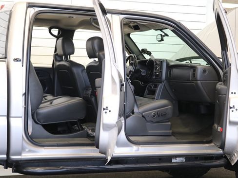 Used 2006 Chevrolet Silverado 3500 LT w/ Heavy-Duty Power Package AWD/4WD image 59