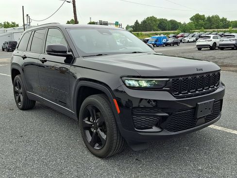 Used 2023 Jeep Grand Cherokee Altitude AWD/4WD image 3