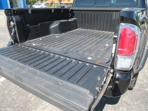 Used 2022 Toyota Tacoma TRD Sport w/ Technology Package RWD image 31