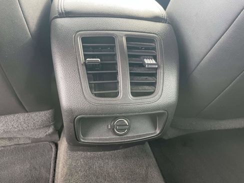 Used 2015 Ford Taurus SEL FWD image 12