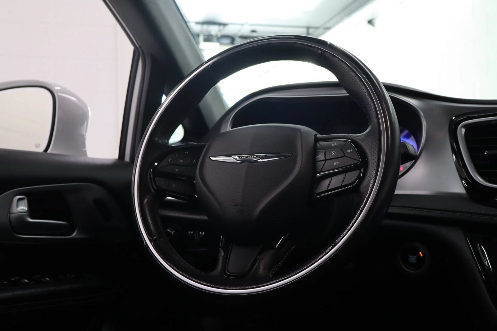 Used 2018 Chrysler Pacifica Limited w/ S Appearance Package FWD image 26