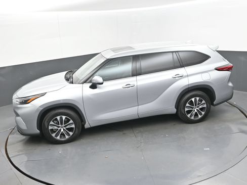 Used 2022 Toyota Highlander XLE FWD image 31