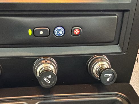 Used 2004 HUMMER H2 w/ Preferred Equipment Group AWD/4WD image 40
