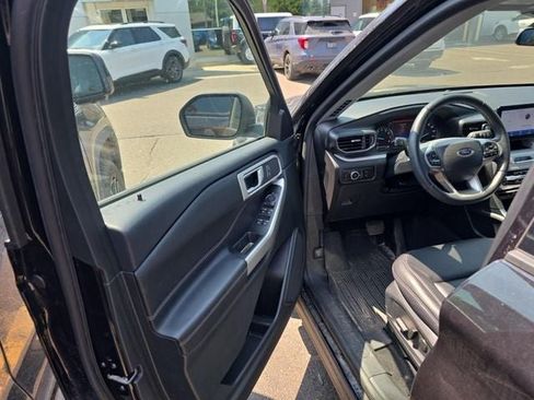 Used 2023 Ford Explorer XLT w/ Equipment Group 202A AWD/4WD image 19