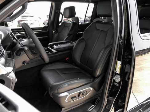 Used 2022 Jeep Wagoneer Series III w/ Premium Group I image 8