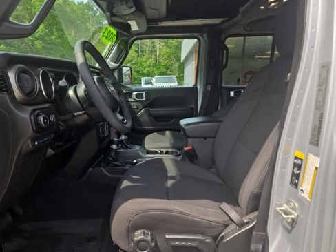 Used 2023 Jeep Wrangler Unlimited w/ Sun & Screen Package AWD/4WD image 18