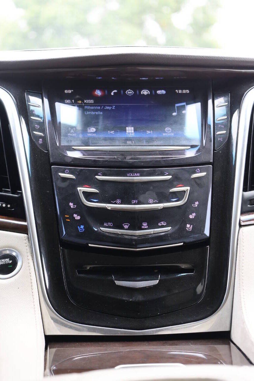 Used 2017 Cadillac Escalade Premium Luxury AWD/4WD image 20