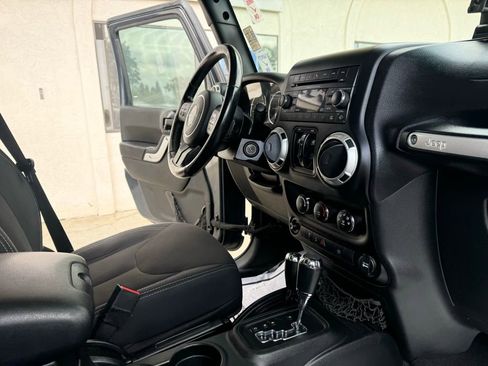 Used 2018 Jeep Wrangler Unlimited Sahara w/ Connectivity Group image 24