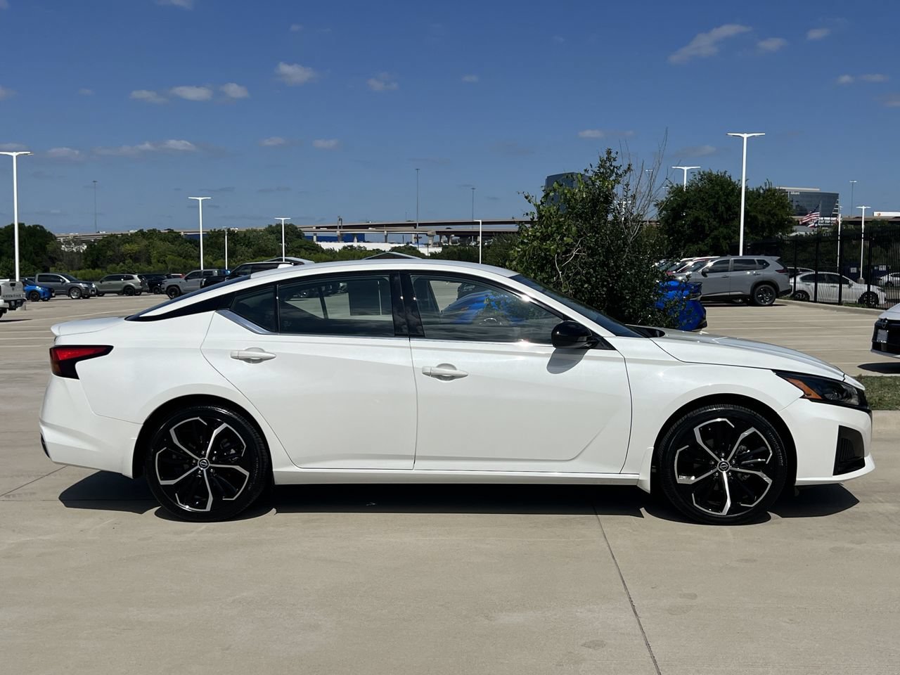 Used 2024 Nissan Altima 2.5 SR FWD image 2