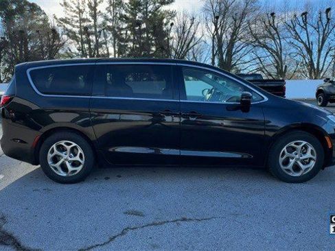 Used 2024 Chrysler Pacifica Limited image 11
