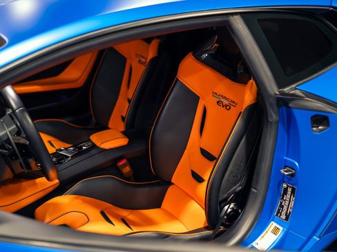 Used 2020 Lamborghini Huracan EVO RWD image 2