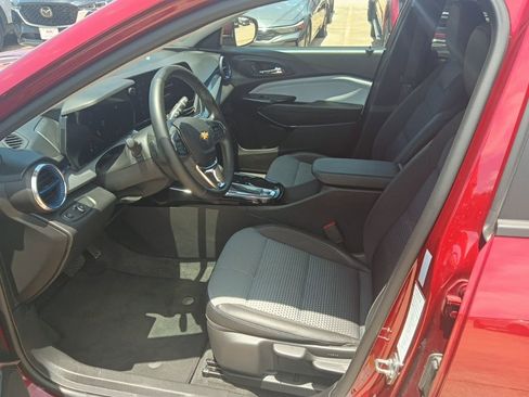 Used 2025 Chevrolet Trax LT w/ LT Convenience Package FWD image 4