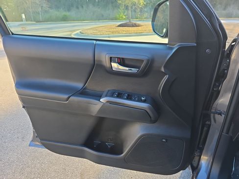 Used 2017 Toyota Tacoma TRD Sport image 28