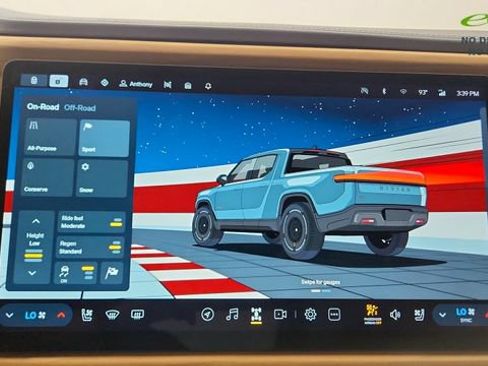 Used 2025 Rivian R1T Premium AWD/4WD image 49