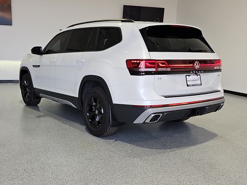 New 2026 Volkswagen Atlas Peak Edition AWD/4WD image 2