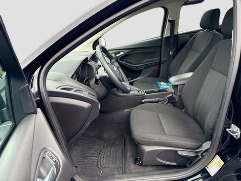 Certified 2018 Ford Focus SE w/ Cold Weather Package FWD image 28