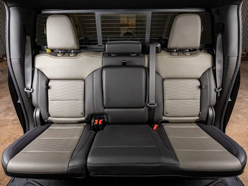 Used 2024 Chevrolet Silverado 2500 ZR2 w/ Technology Package image 35