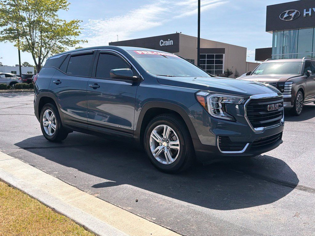 Used 2024 GMC Terrain SLE FWD image 2