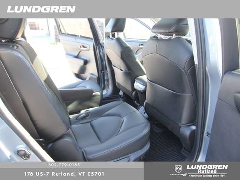 Used 2021 Toyota Highlander XLE AWD/4WD image 20