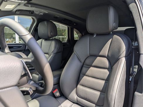 Certified 2025 Porsche Macan image 5