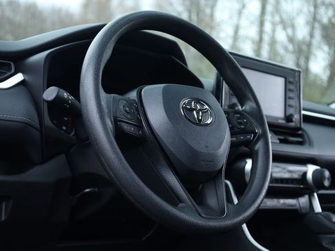 Used 2021 Toyota RAV4 LE image 28