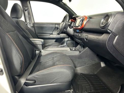 Used 2016 Toyota Tacoma TRD Off-Road w/ Premium & Technology Package AWD/4WD image 9