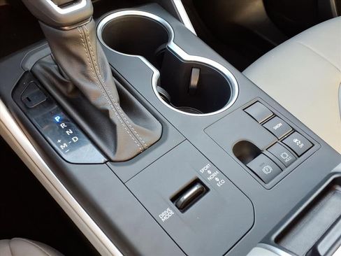 Used 2023 Toyota Highlander XLE FWD image 27
