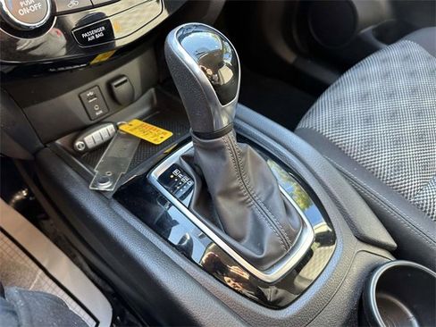 Used 2017 Nissan Rogue Sport SV w/ SV Premium Package image 32