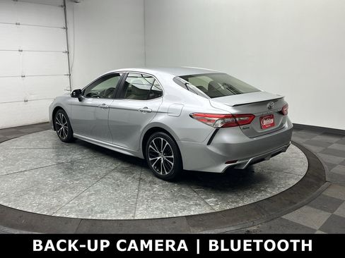 Used 2018 Toyota Camry SE image 2