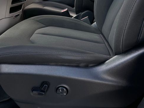 Used 2023 Chrysler Voyager LX image 21