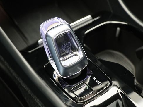 Used 2023 Volvo XC40 B5 Plus image 25