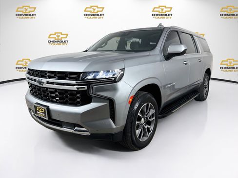 Used 2023 Chevrolet Suburban LS RWD image 3