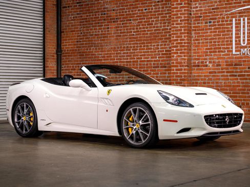 Used 2014 Ferrari California image 11