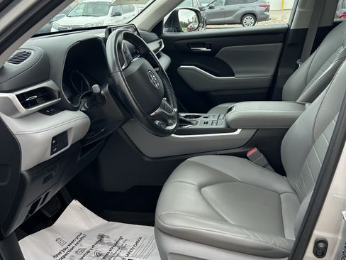 Used 2020 Toyota Highlander XLE AWD/4WD image 13