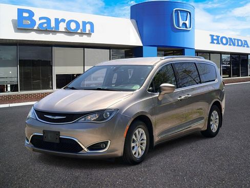 Used 2018 Chrysler Pacifica Touring-L FWD image 2