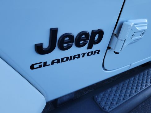 Used 2022 Jeep Gladiator Sport AWD/4WD image 5