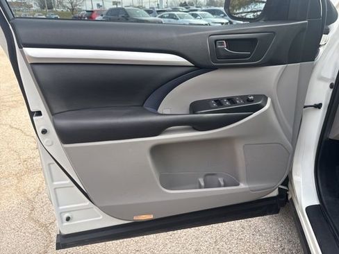Used 2019 Toyota Highlander Plus AWD/4WD image 10